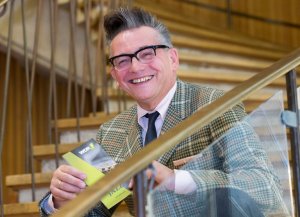 Der Musiker und Moderator Gtz Alsmann sitzt im November 2015 auf der Treppe des Foyers des WDR Funkhauses Kln Bildquelle WDR/Grgen